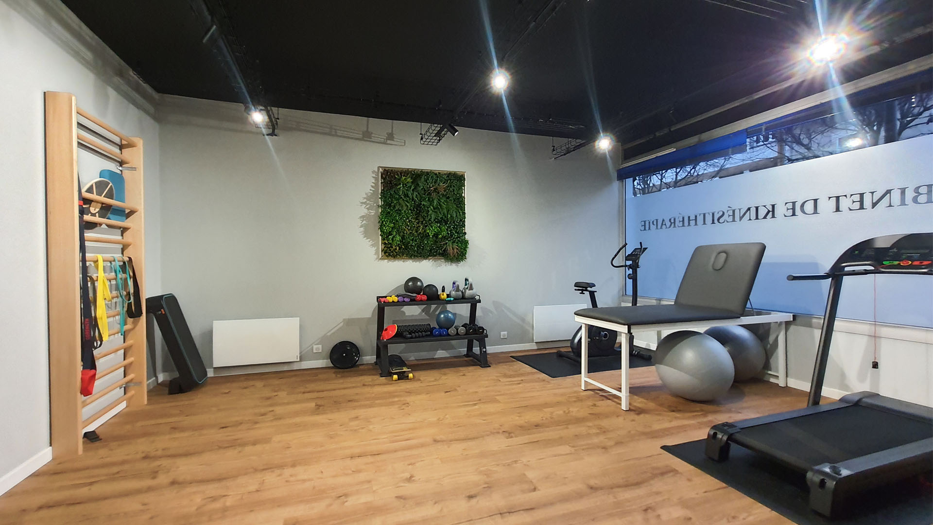 Rénovation d’un cabinet de kinésithérapie pour moderniser les espaces et améliorer le confort et la fonctionnalité.