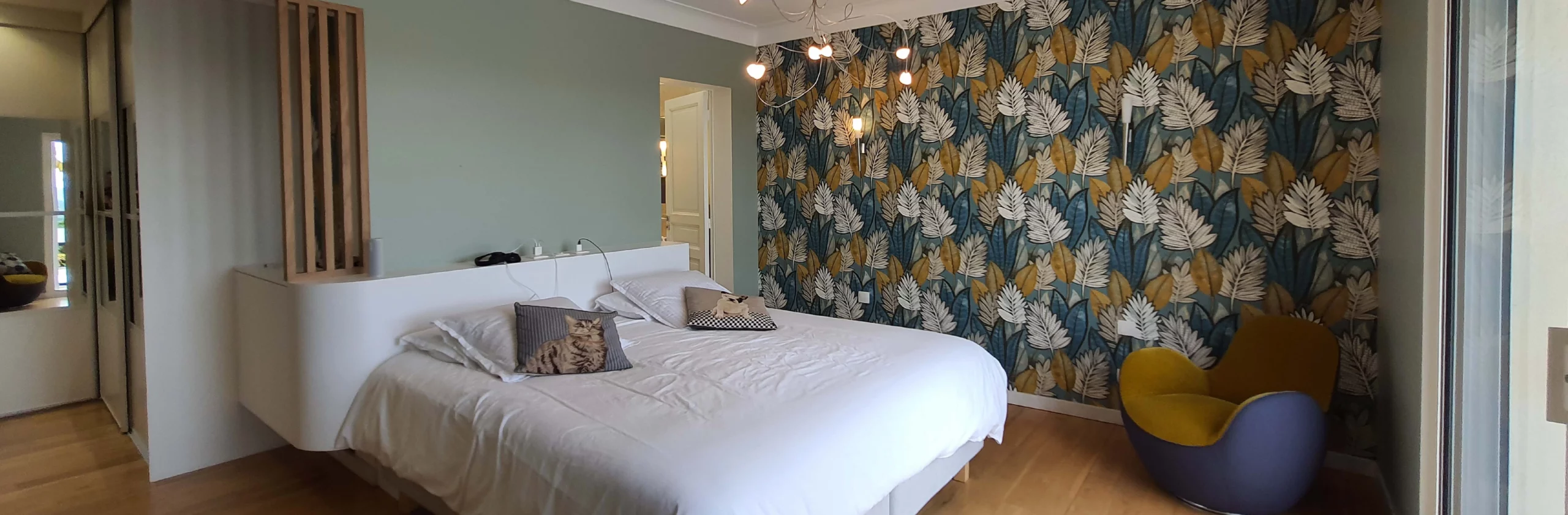 Aménagement d'une chambre avec tapisserie