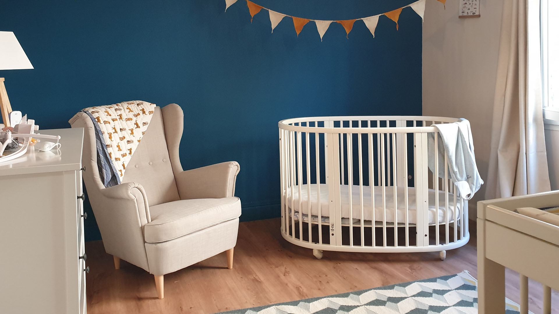 Rénovation d'une petite maison à Pau : rez-de-chaussée entièrement repensé et assainie, cuisine et WC rénovés à l'étage.