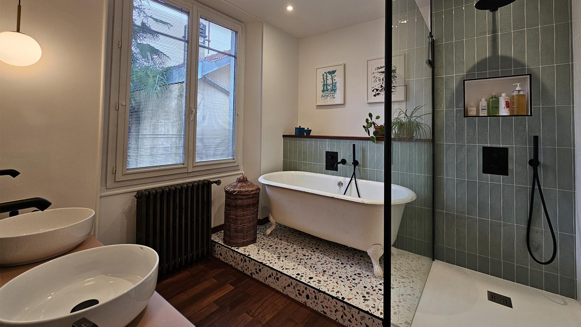 Rénovation d'une grande salle de bain dans une maison de ville à Pau : terrazzo, baignoire îlot et finitions haut de gamme.