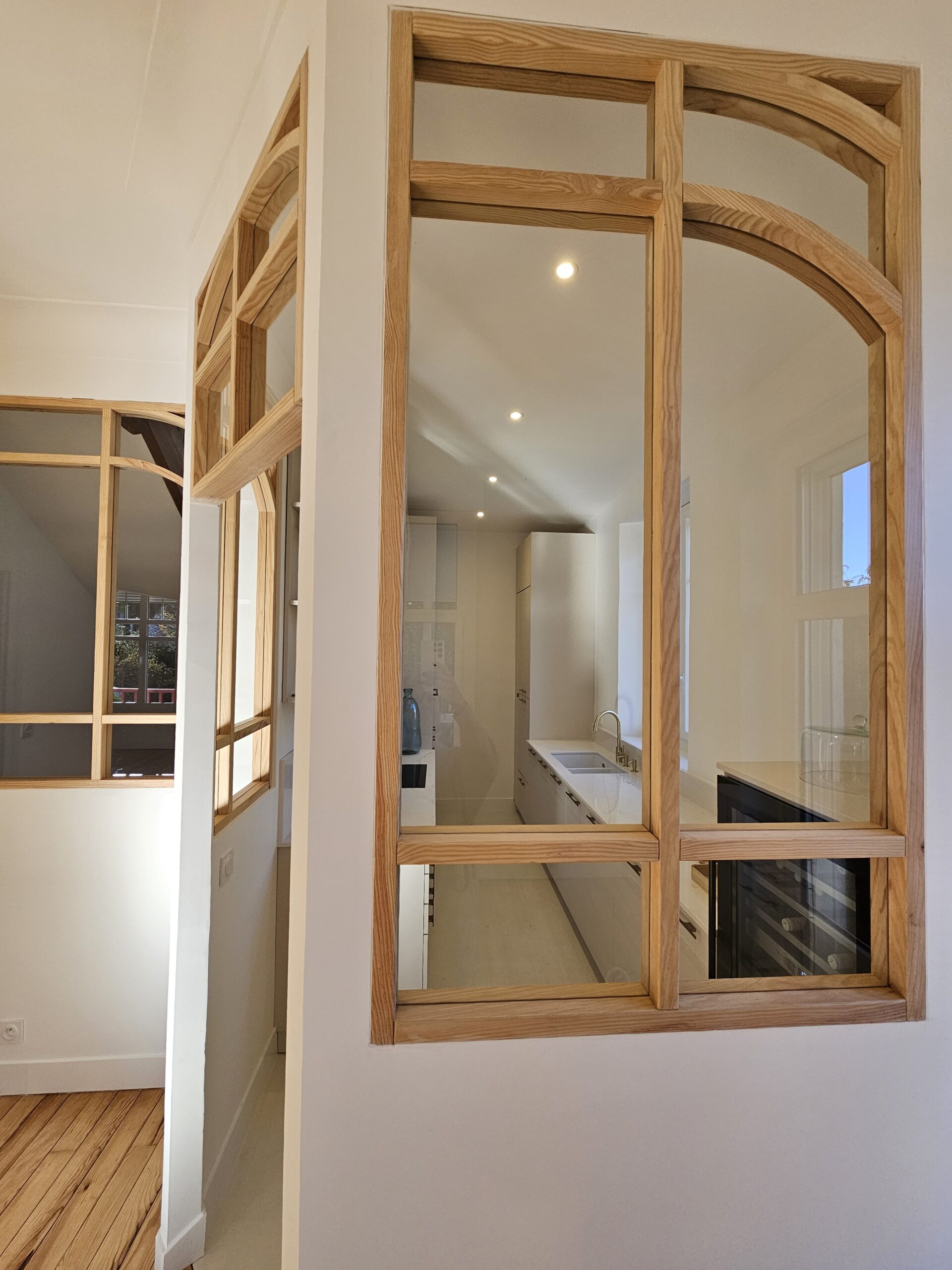 rénovation d'une maison basque à Pau : pièce par pièce, cuisine et salles de bain repensées, bibliothèque et verrière sur mesure.