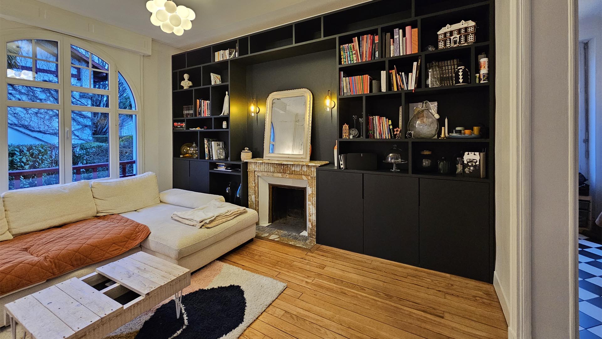 Rénovation complète d'une belle maison type basque dans un quartier résidentiel à Pau : du damier au papier peint panoramique, tout a été repensé.