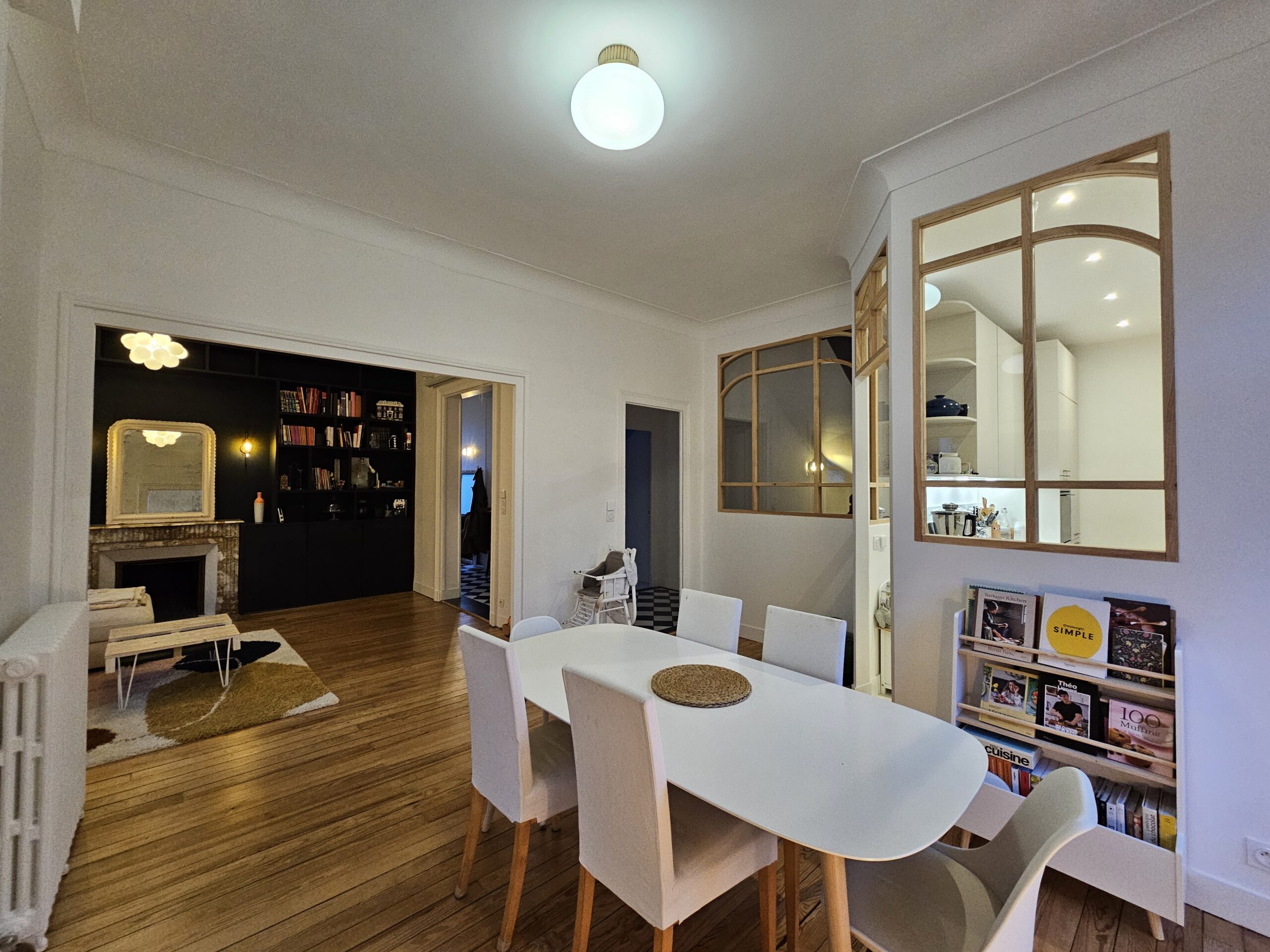 rénovation d'une maison basque à Pau : pièce par pièce, cuisine et salles de bain repensées, bibliothèque et verrière sur mesure.