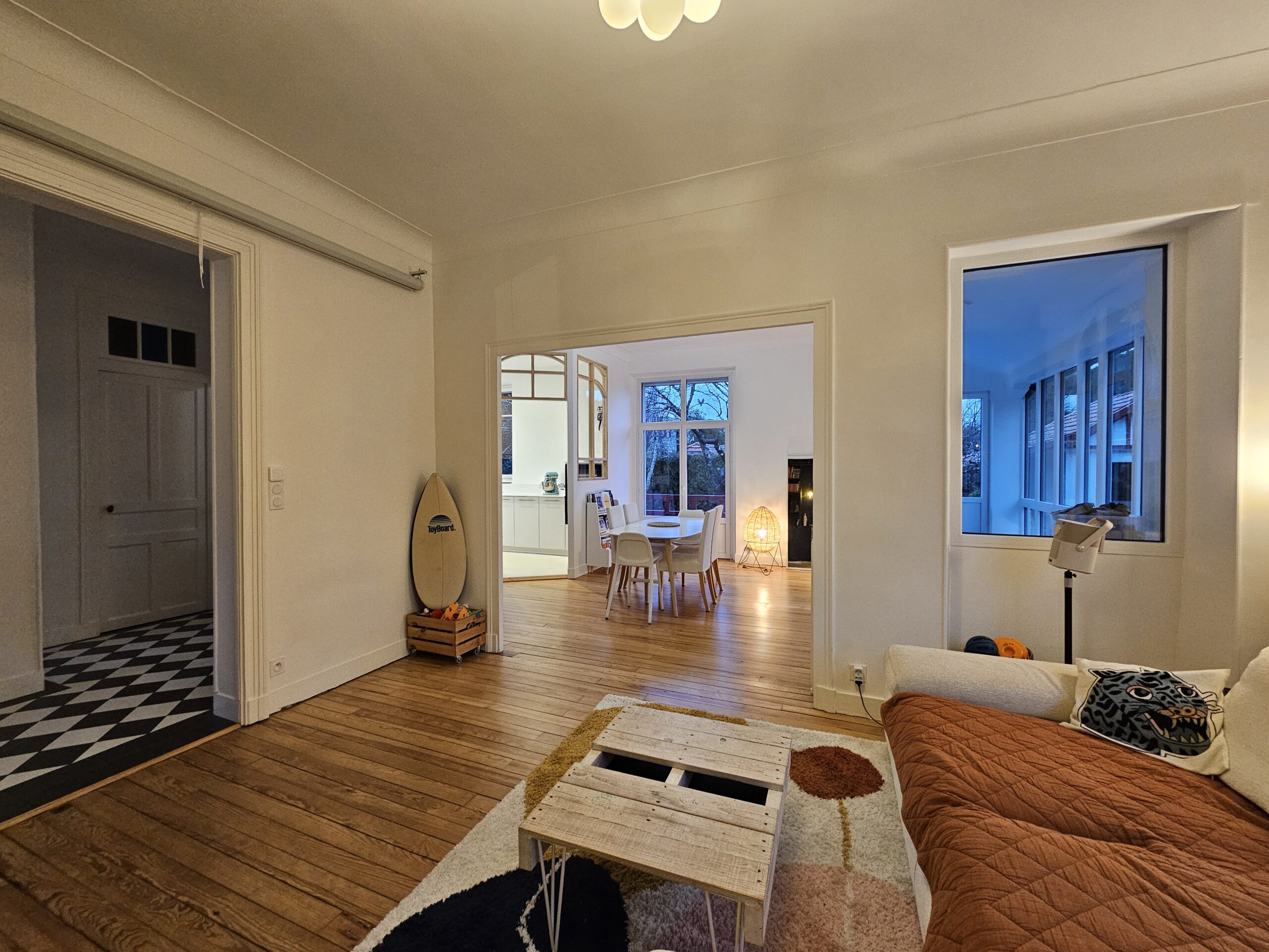 rénovation d'une maison basque à Pau : pièce par pièce, cuisine et salles de bain repensées, bibliothèque et verrière sur mesure.