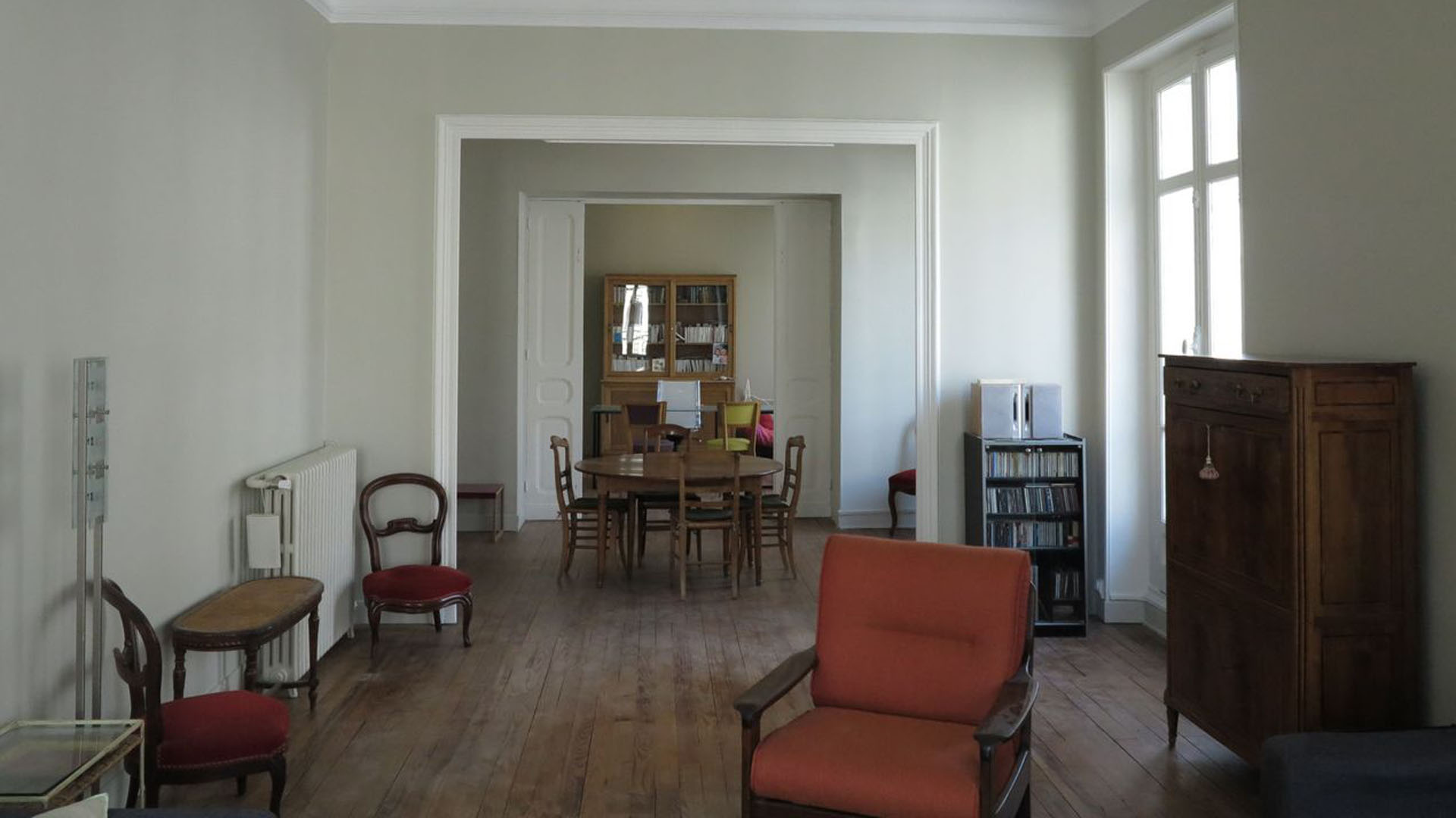 Remise en peinture d'un grand appartement haussmannien à Pau : couleurs choisies sur mesure, pièce par pièce.