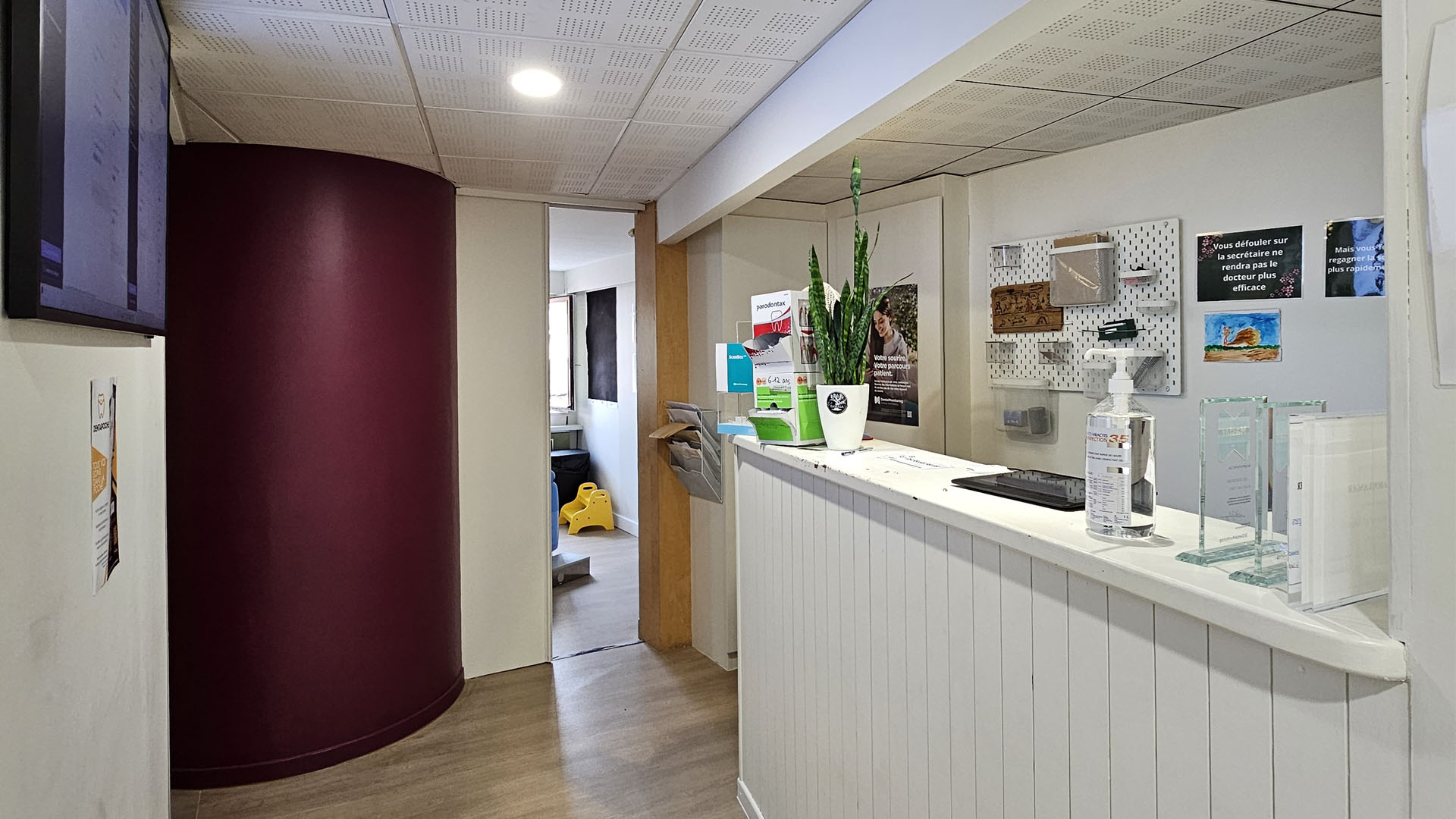 Modernisation d’un cabinet dentaire pour l’installation temporaire d’une orthodontie, en respectant la charte graphique.