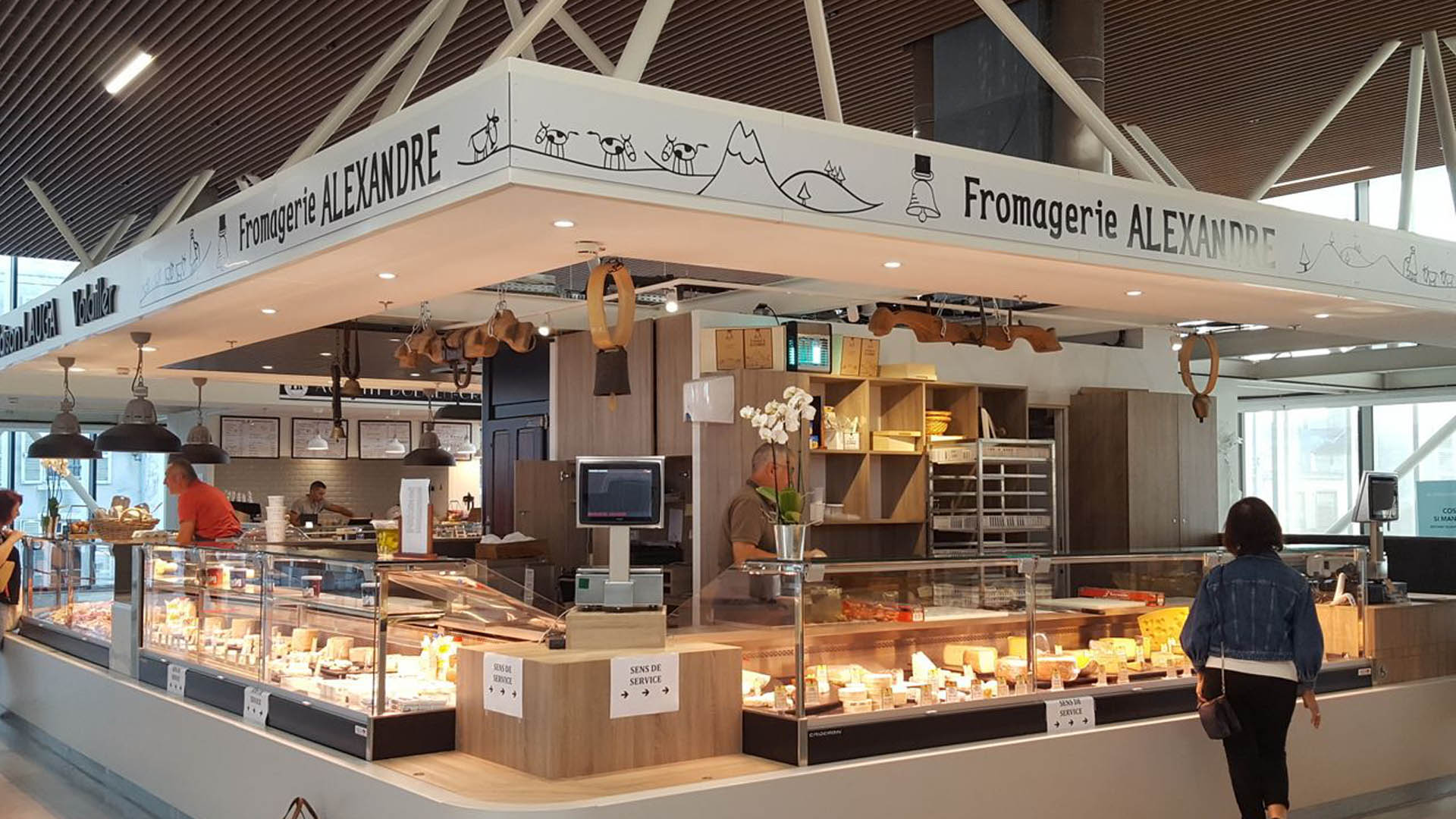 Conception du stand aux halles, alliant mise aux normes, optimisation de l’espace et valorisation des produits.