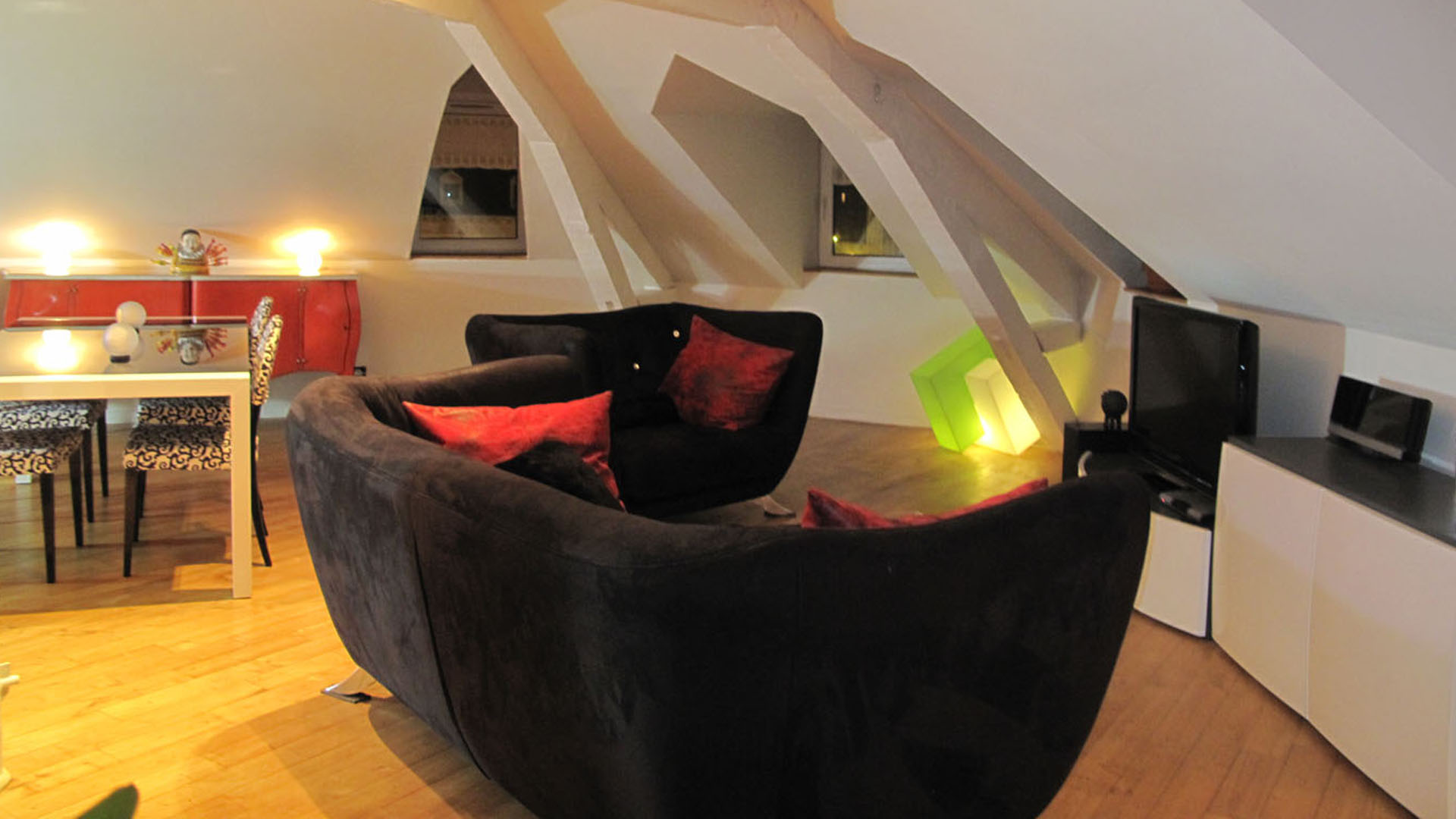 Aménagement d'un loft atypique en centre-ville : volumes sous charpente sublimés, ambiance contemporaine et audacieuse.