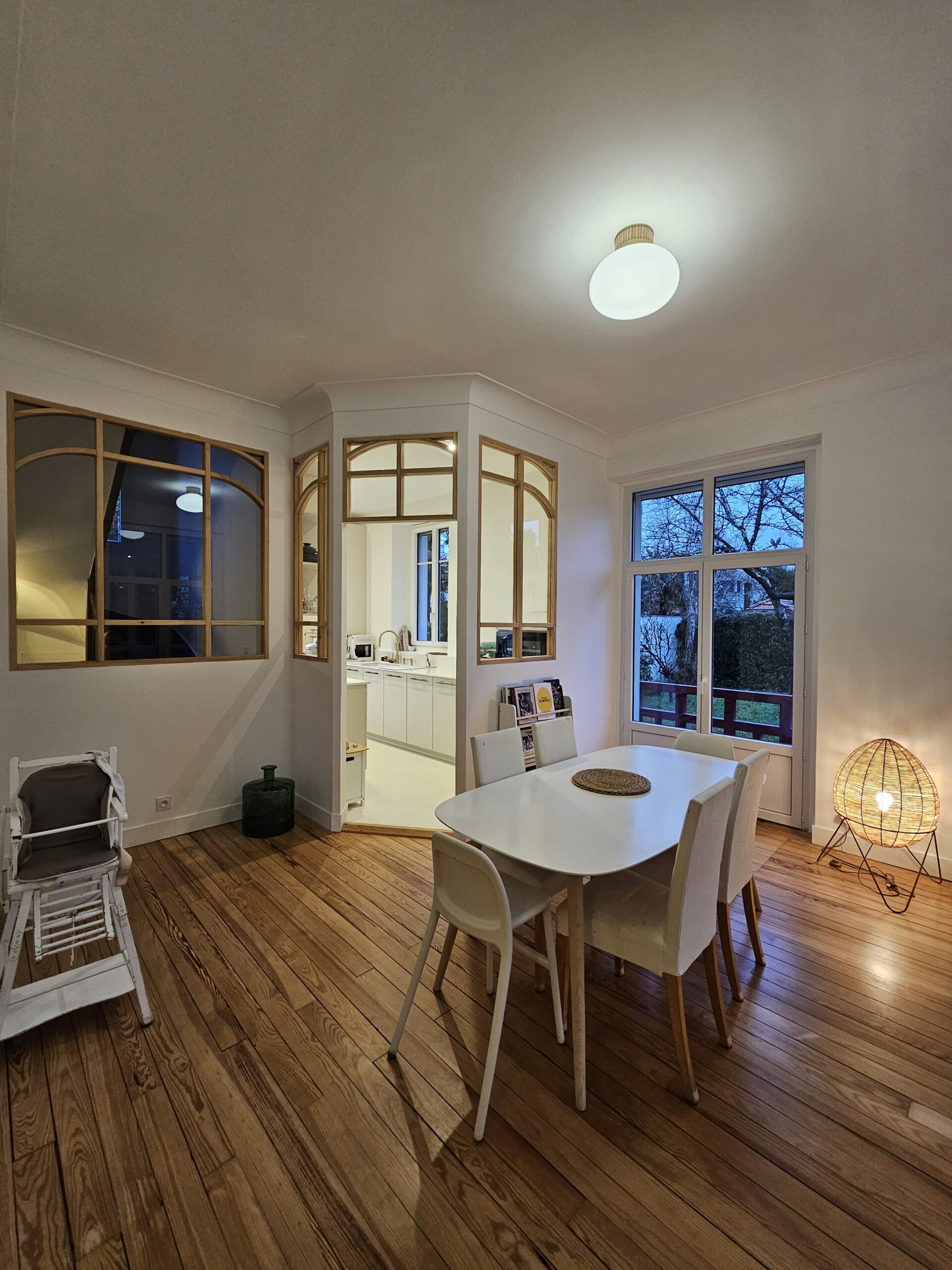 rénovation d'une maison basque à Pau : pièce par pièce, cuisine et salles de bain repensées, bibliothèque et verrière sur mesure.