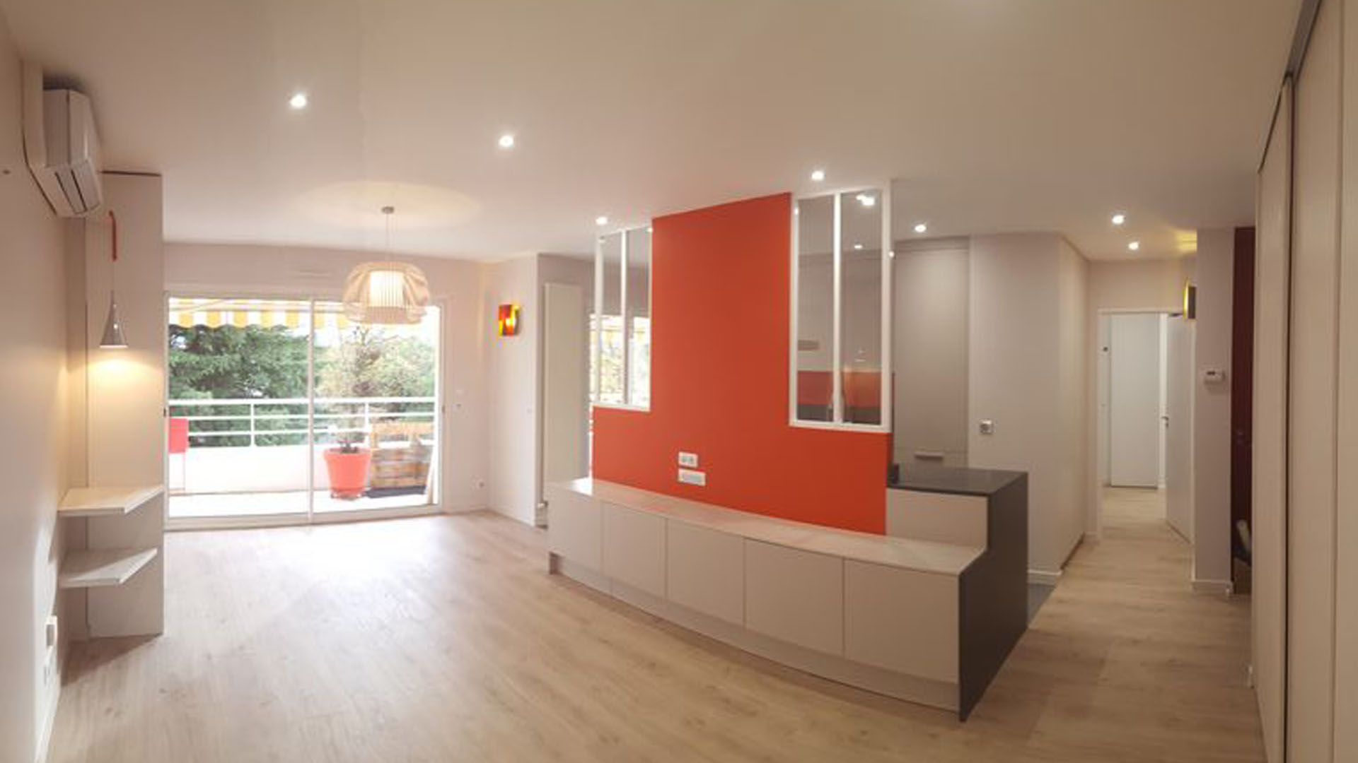Rénovation complète d'un appartement : restructuration de la zone nuit, espace de vie repensé et aménagements sur mesure.