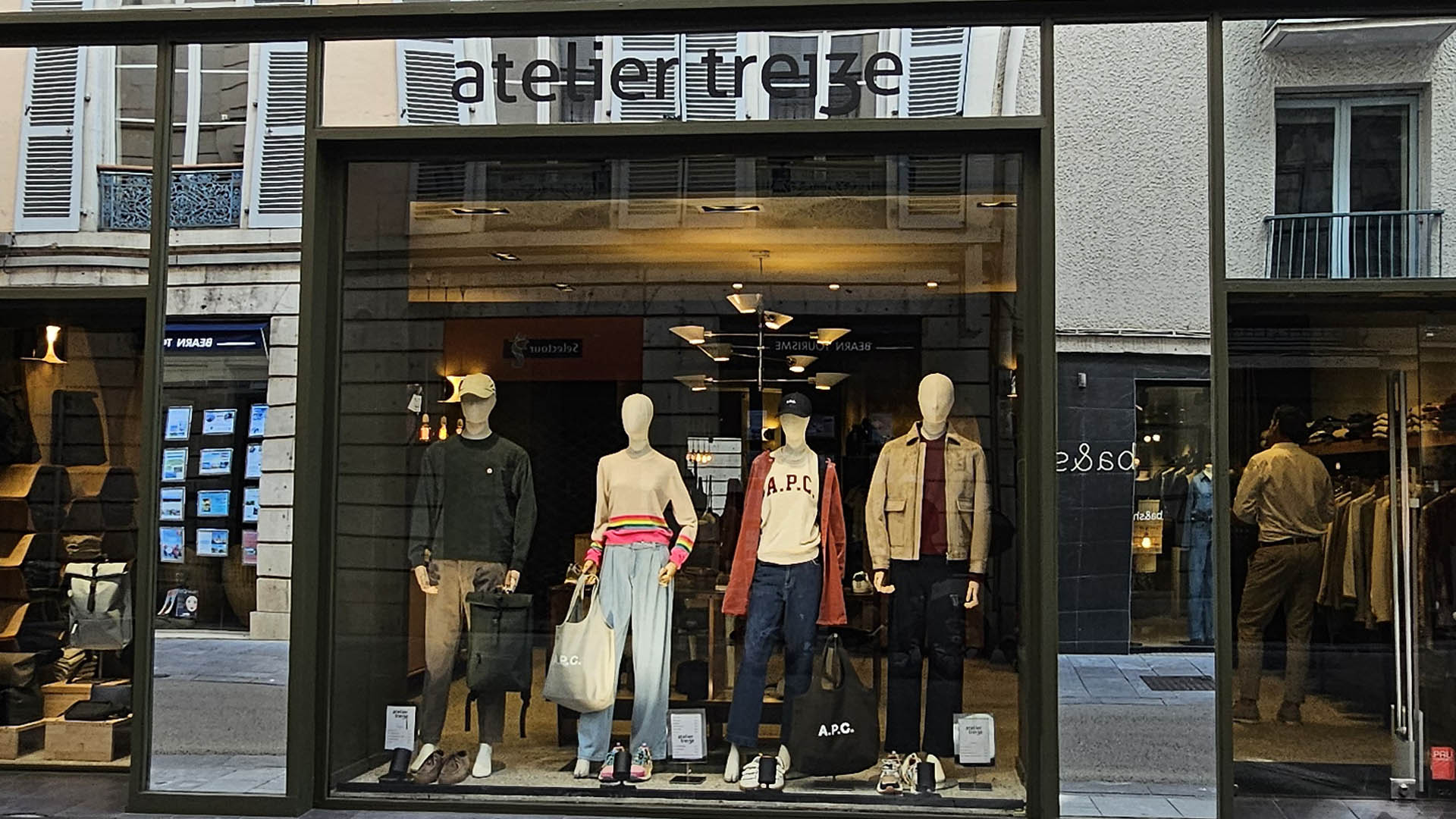 Rénovation de la boutique Atelier 13 à Pau pour renforcer l’identité de la marque et améliorer l’expérience client.