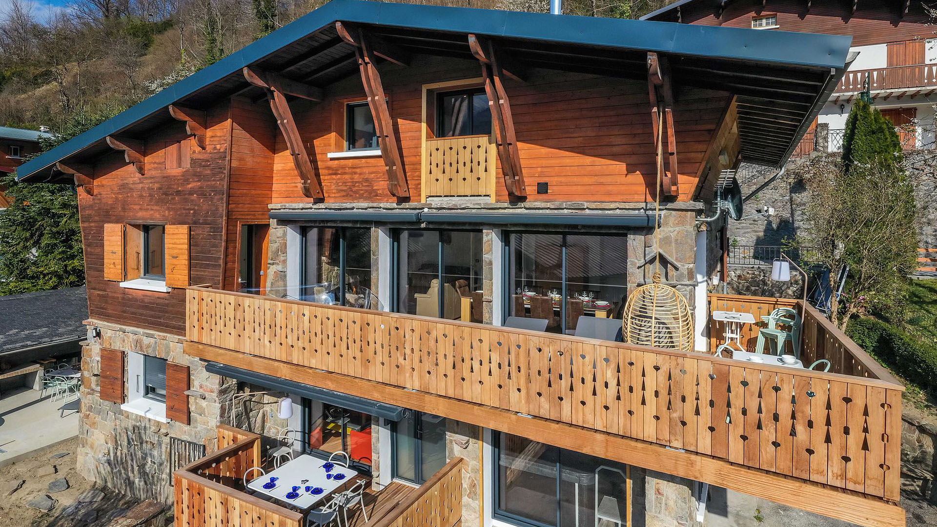 Restructuration complète d'un grand chalet à Saint-Lary-Soulan : trois appartements de location saisonnière créés sur mesure.