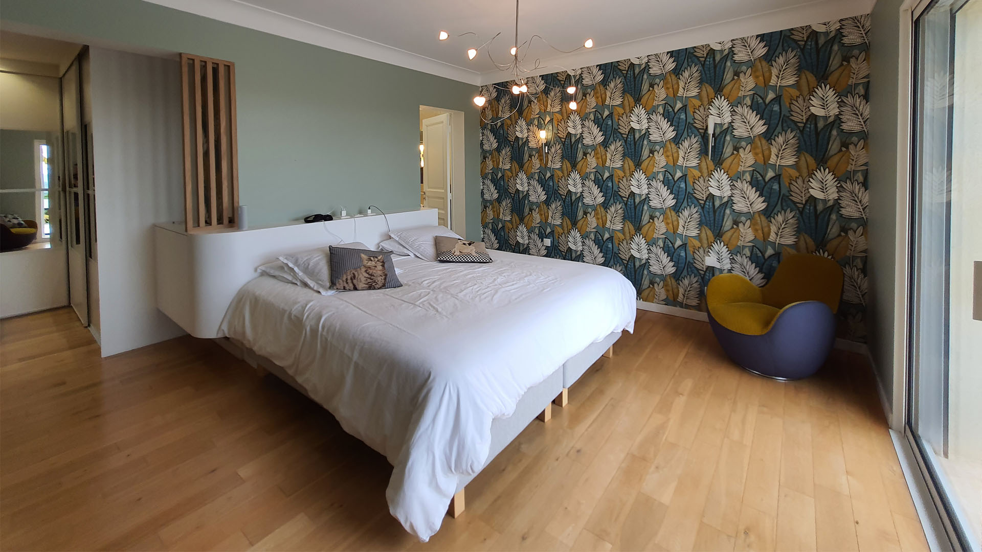 Rénovation chambre parentale et bureau : tête de lit sur mesure, papier peint botanique et aménagements bois.