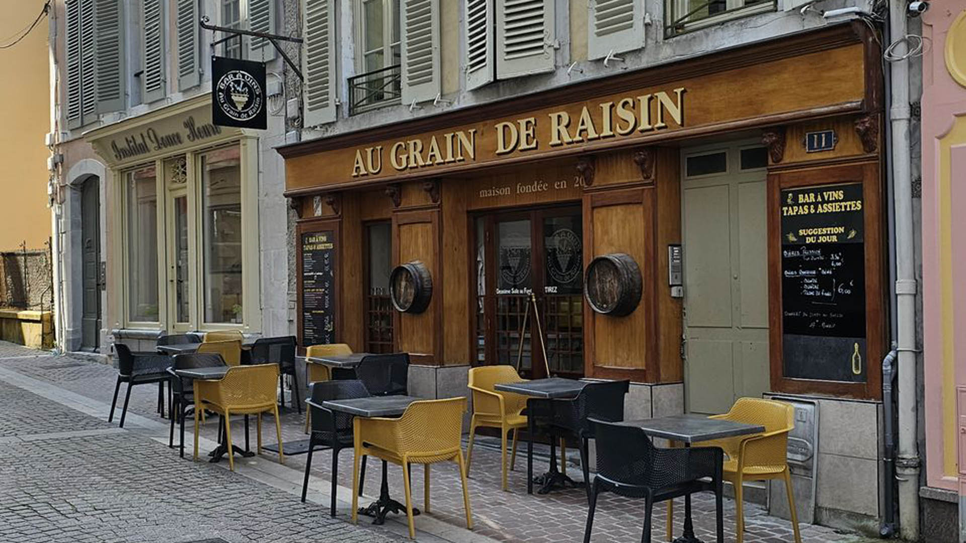 Rénovation du bar Au Grain de Raisin à Pau pour moderniser l’espace tout en renforçant son identité et le confort des clients.