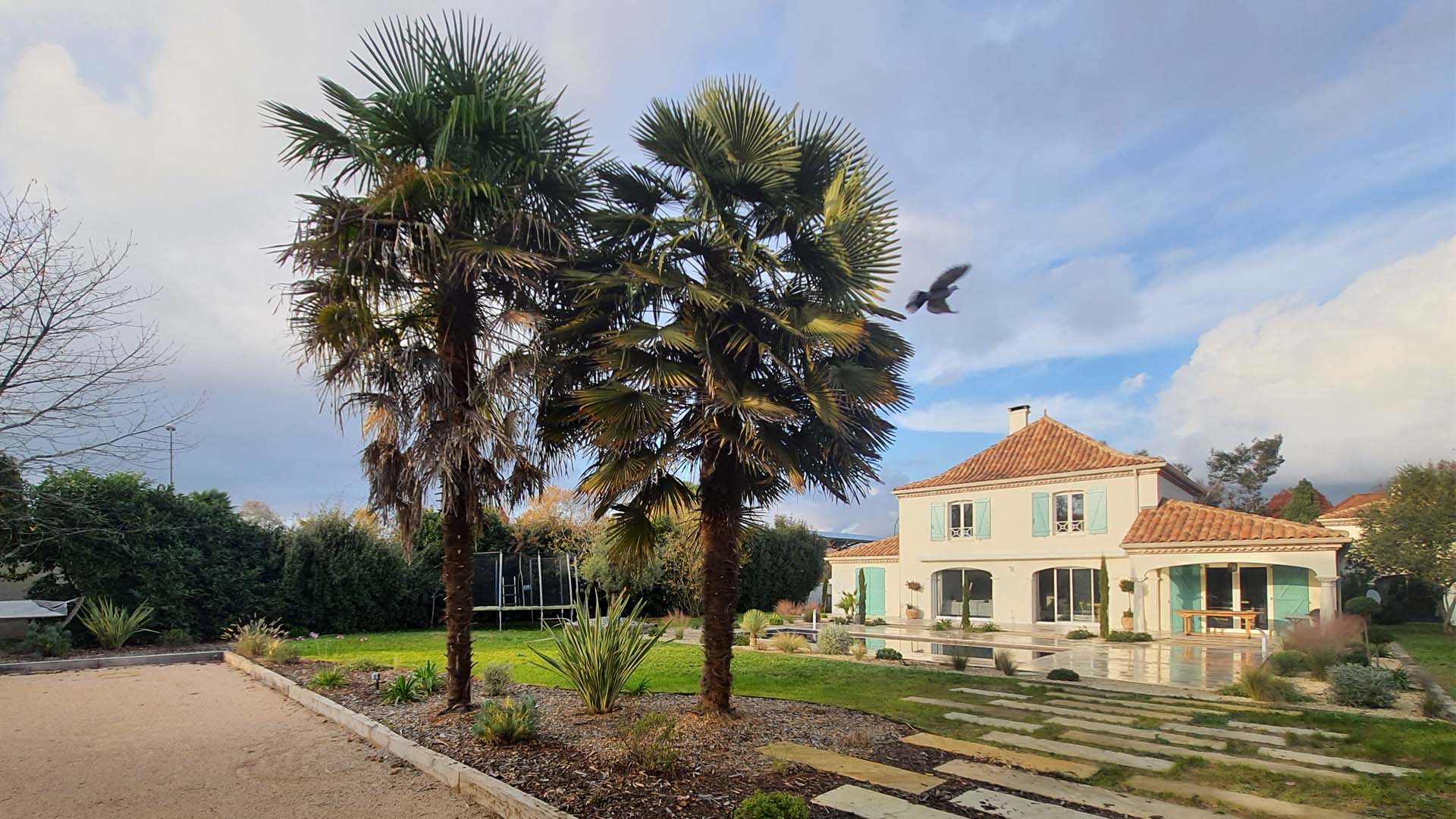 Rénovation complète d'une maison avec piscine à Pau : intérieur, pigeonnier, cave à vin et jardin repensés.