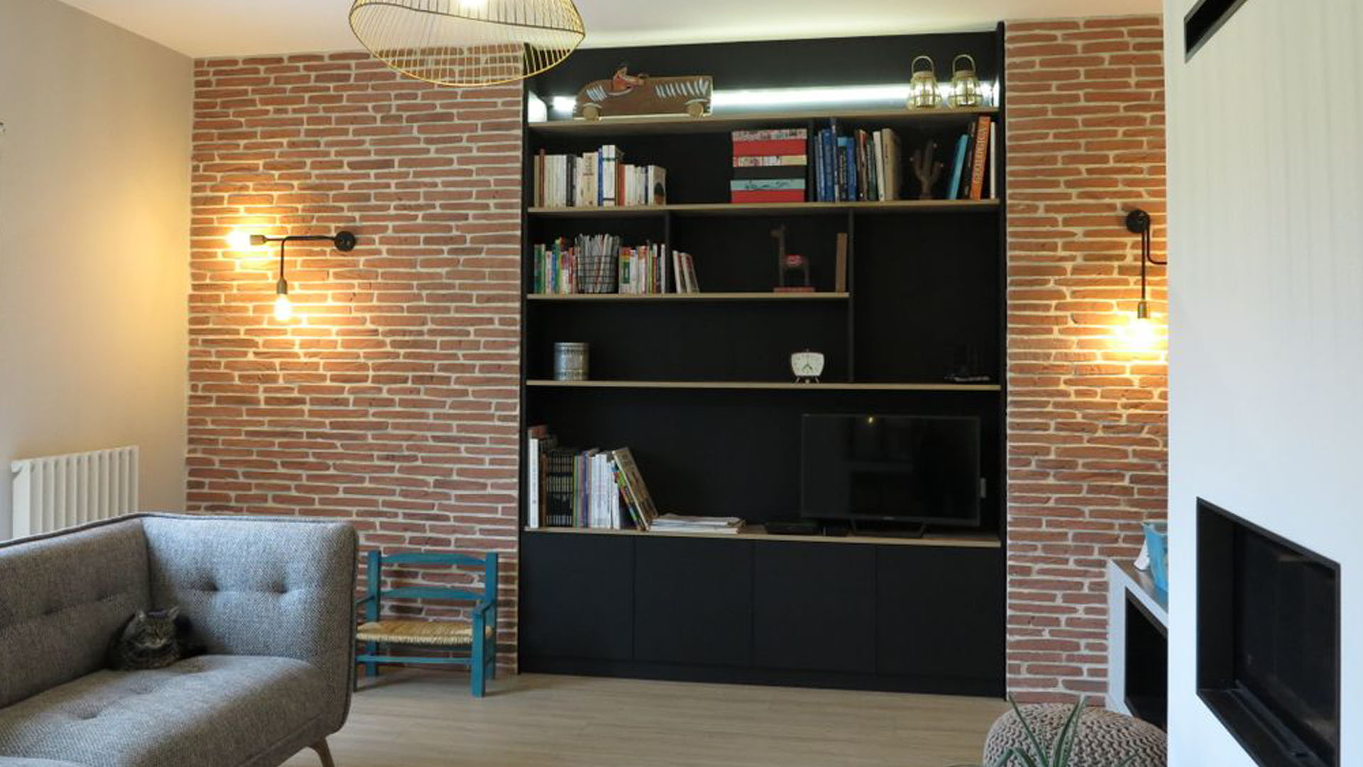 Réorganisation des espaces de vie avec création d’un bureau fermé, optimisation des rangements et refonte du séjour et de la cuisine.