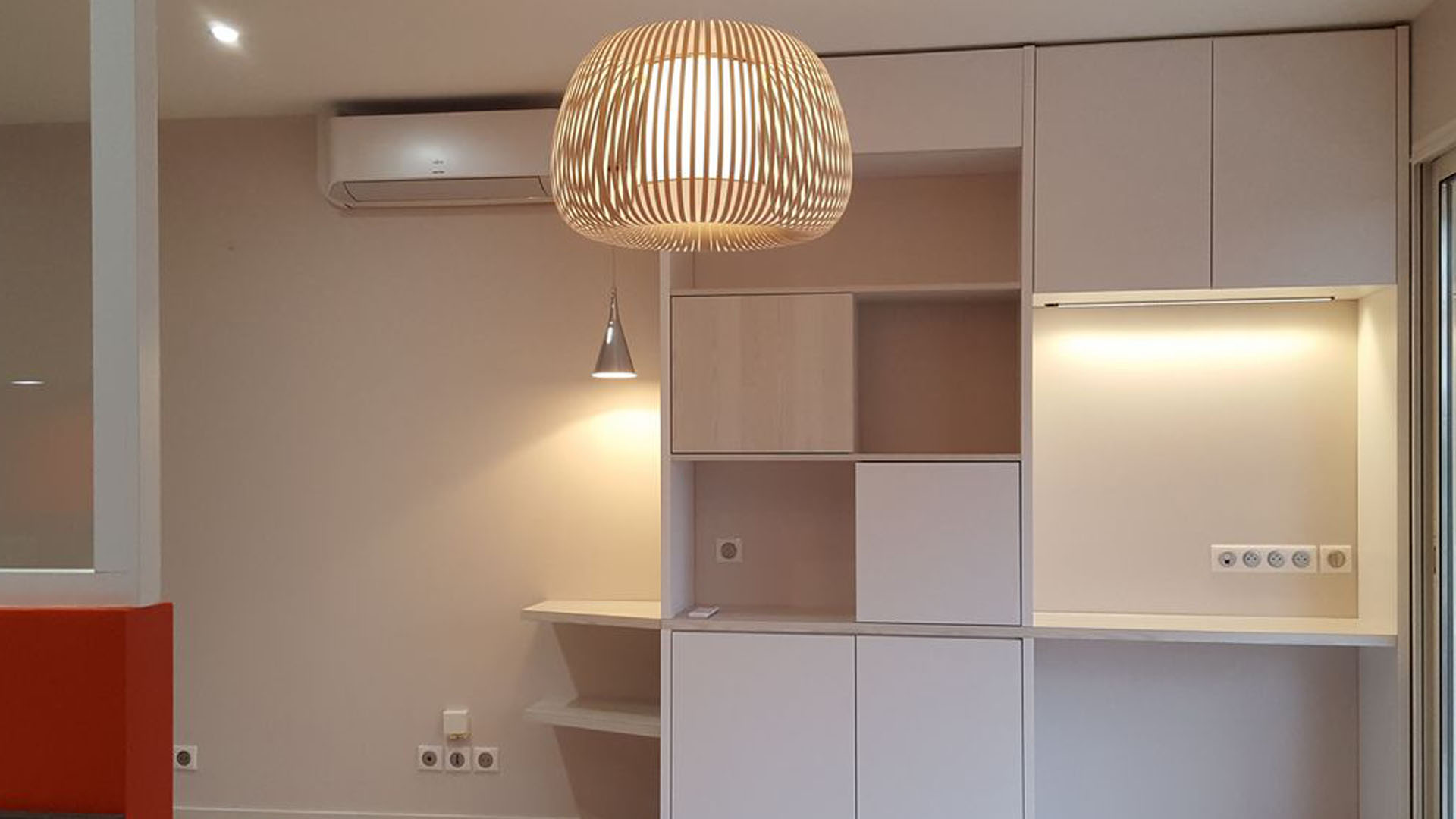 Rénovation complète d'un appartement : restructuration de la zone nuit, espace de vie repensé et aménagements sur mesure.