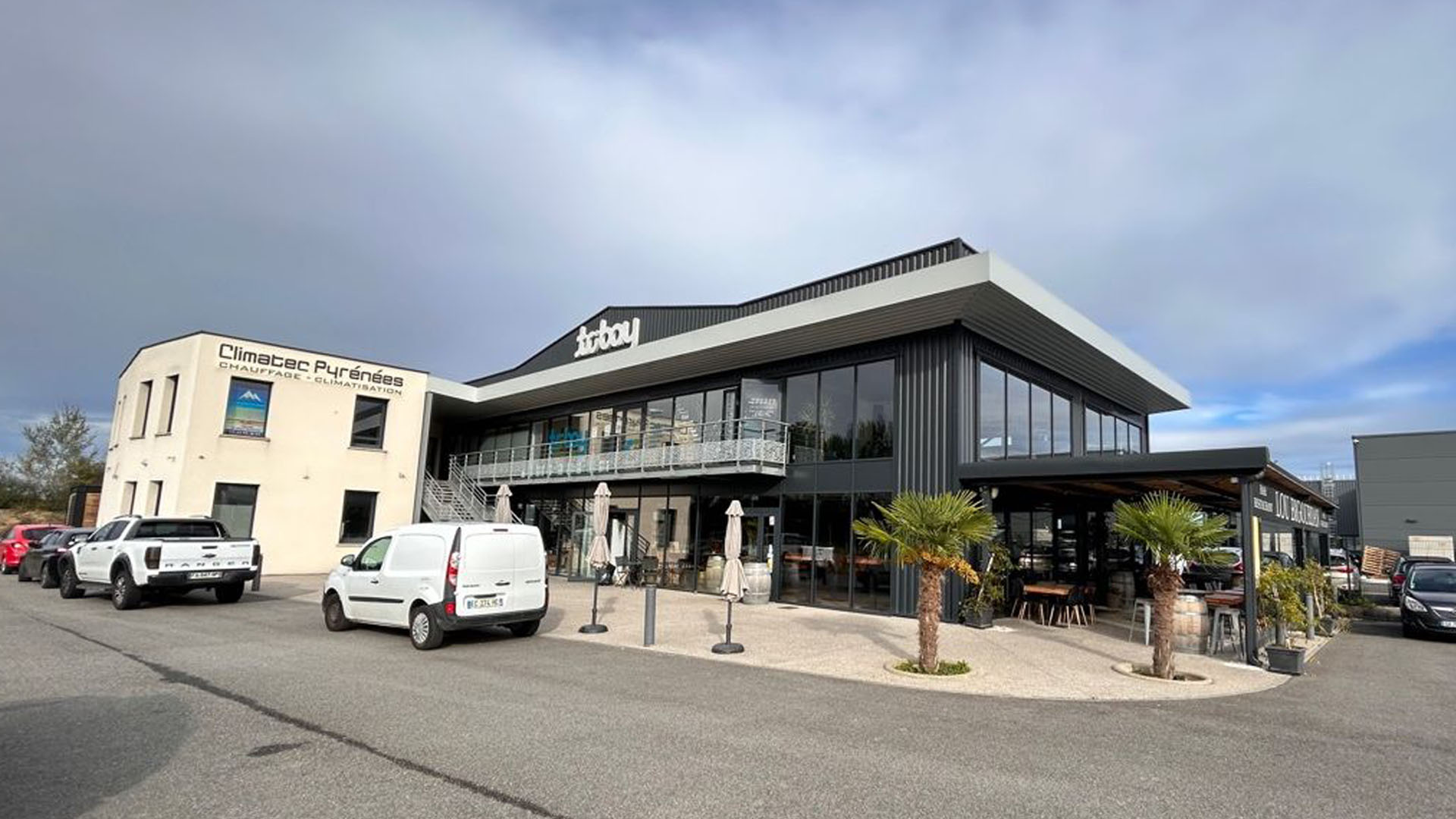 Aménagement d’un local vide en bureaux contemporains, pensés pour répondre aux besoins d’une agence d’intérim.