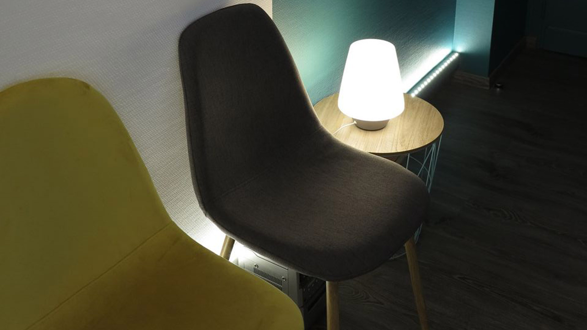 Harmonisation du cabinet à sa nouvelle identité visuelle par un travail ciblé sur la peinture et la décoration.