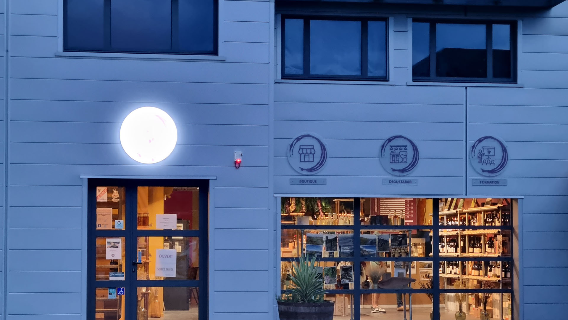 Conception d’un concept commercial adaptable, avec aménagement complet et suivi des travaux dans le respect du budget.